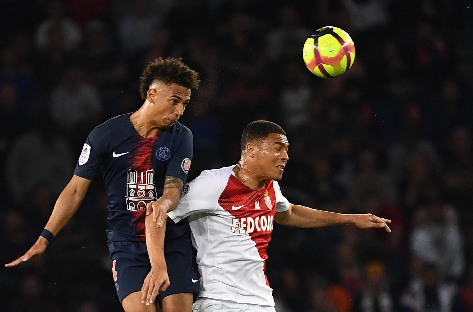 Thilo Kehrer, tout juste arrivé de West Ham, pourrait faire ses débuts pour Monaco à Lens. Photographié ici (à gauche) en 2019 sous le maillot du Paris SG, lors d'un match contre Monaco, dont il portera désormais le maillot rouge et blanc.