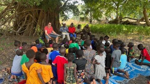 Le temps d'une demi-journée, les écoliers sont sensibilisés à la lutte contre la déforestation