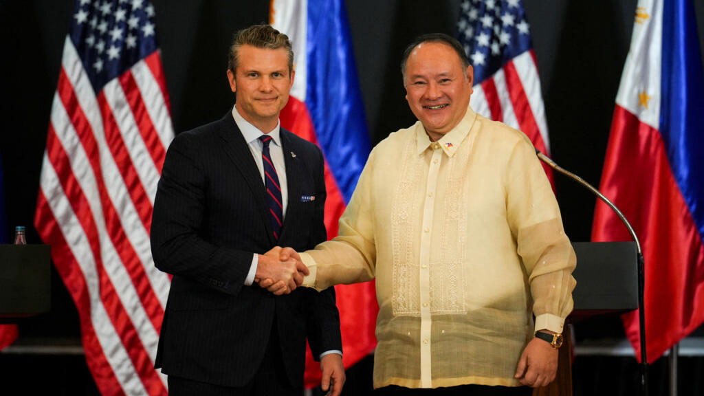 Bộ trưởng bộ Chiến Tranh Mỹ Pete Hegseth (T) và bộ trưởng Quốc Phòng Philippines Gilberto Teodoro sau cuộc họp báo chung tại Doanh trại Aguinaldo, Quezon, Metro Manila, Philippines, ngày 28/03/2025.