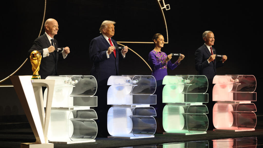 Sur scène, le patron de la Fifa accueille les trois chefs d'État des trois pays hôtes, le Mexique (Claudia Sheinbaum), les États-Unis (Donald Trump) et le Canada (Mark Carney.