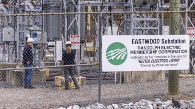 Des ouvriers s'affairent à réparer la centrale électrique Eastwood à West End, en Caroline du Nord, le 6 décembre 2022. L'infrastructure a été vandalisée.