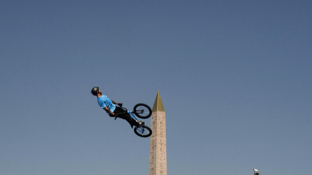 L'Argentin Jose Torres Gil participe à une séance d'entraînement de BMX freestyle lors des Jeux Olympiques de Paris 2024 à La Concorde, à Paris, le 29 juillet 2024.