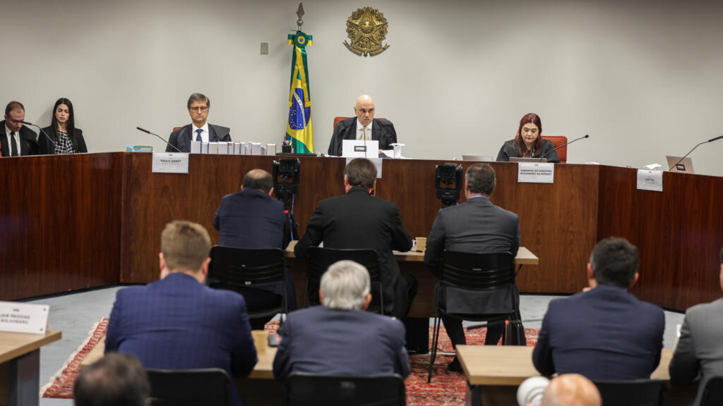 O ex presidente Jair Bolsonaro (c) durante depoimento da 1 turma do STF. O ministro do Supremo Tribunal Federal (STF) Alexandre de Moraes começa a ouvir os réus do núcleo 1 na ação da trama golpista, os interrogatórios ocorrerão presencialmente na sala de julgamentos da primeira turma da corte.Brasília (DF), 10/06/2025