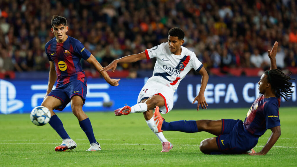 Senny Mayulu (PSG) au milieu, lors du match FC Barcelone/PSG en Ligue des Champions, le 1er octobre 2025.