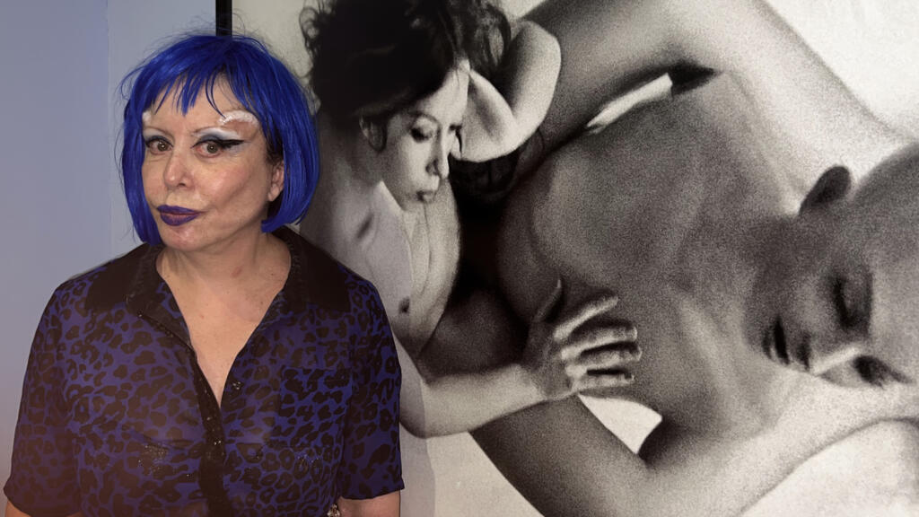 La plasticienne Orlan devant sa propre photographie « Orlan accouche d'elle-m'aime » (1964) aux Rencontres de la Photographie d'Arles.