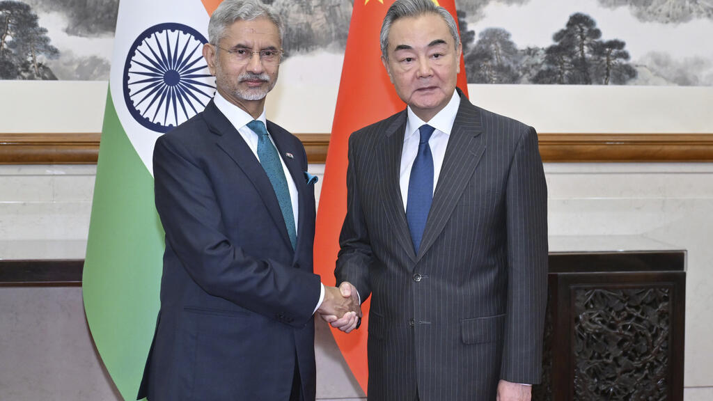 Ngoại trưởng Trung Quốc Vương Nghị bắt tay người đôgnf cấp Ấn Độ Subrahmanyam Jaishankar trước cuộc họp song phương tại Bắc Kinh, Trung Quốc, ngày 14 tháng 7 năm 2025.