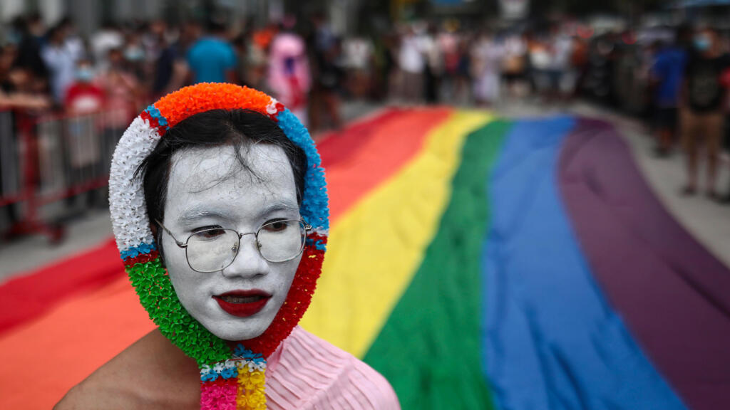 Un activiste LGBTQ pendant la marche des fiertés à Bangkok (Thaïlande)