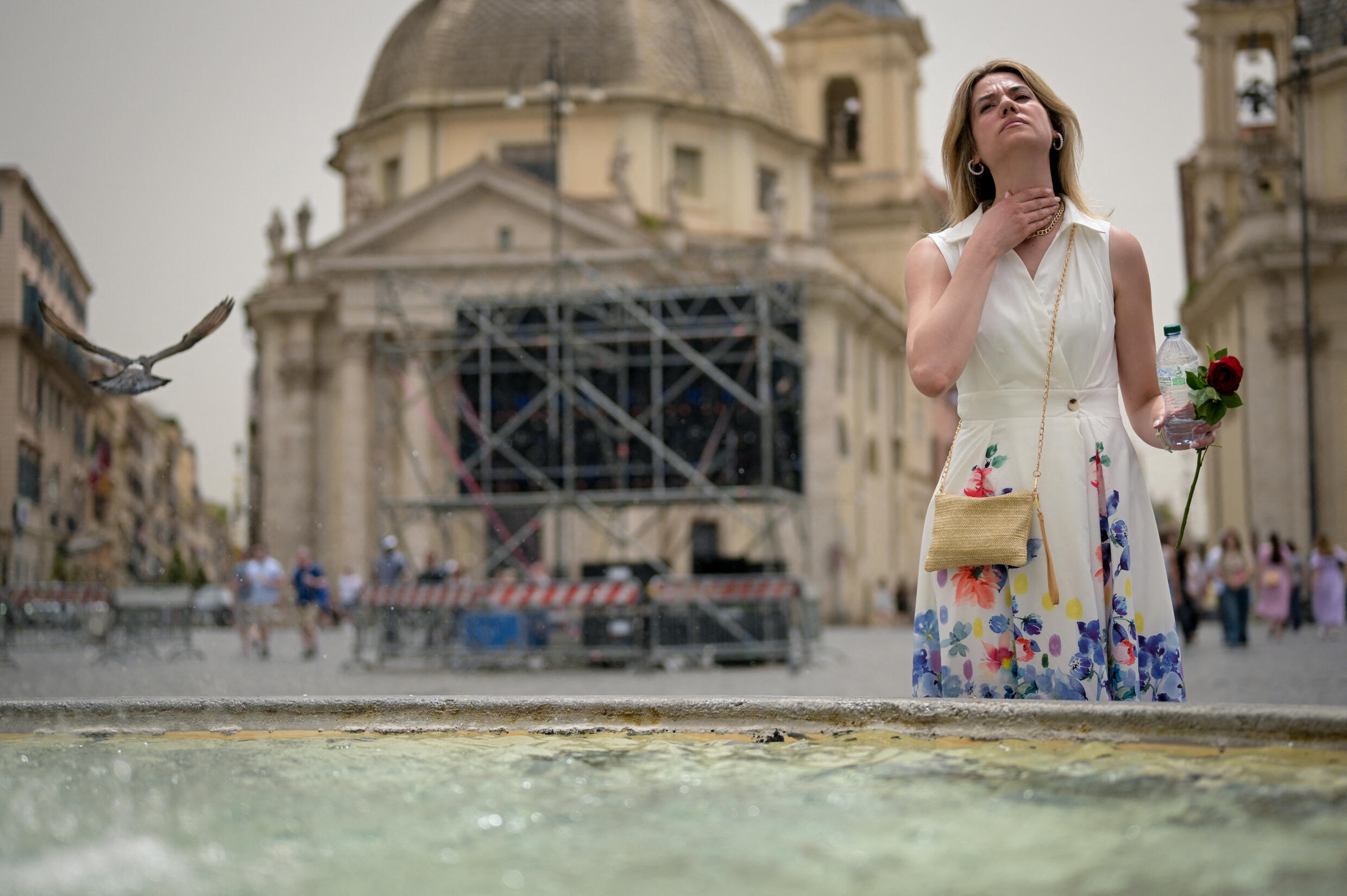 Turistas se refrescam em fontes de Roma.