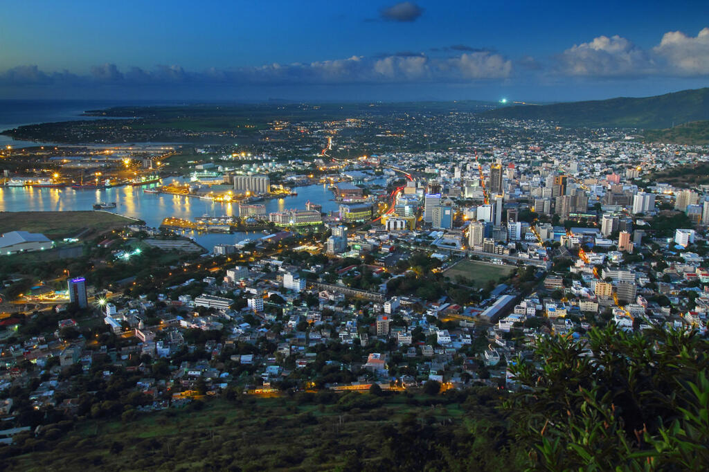 存档图片 / 非洲-毛里求斯首都路易港（Port Louis）夜景。
Image archive / Afrique : Port Louis, la capitale de l'Ile Maurice vue de nuit.