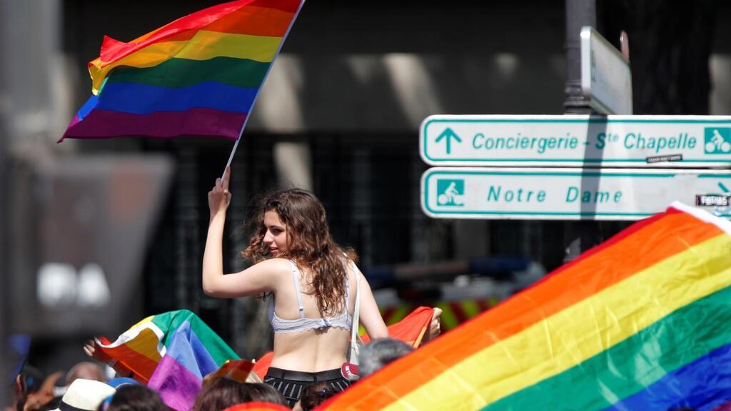 Сахнадағы жалаңаш актерлер желіде Тәжікстандық жас жұбайлардың жыныстық қатынасқа түсуі