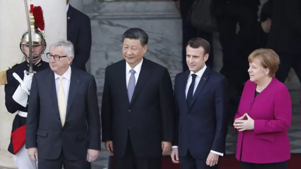 Le président français Emmanuel Macron (2e à droite), la chancelière allemande Angela Merkel (à droite), le président de la Commission européenne Jean-Claude Juncker (2e à gauche) et le président chinois Xi Jinping (à gauche) avant leur réunion au palais présidentiel de l'Élysée à Paris, France, le 26 mars 2019