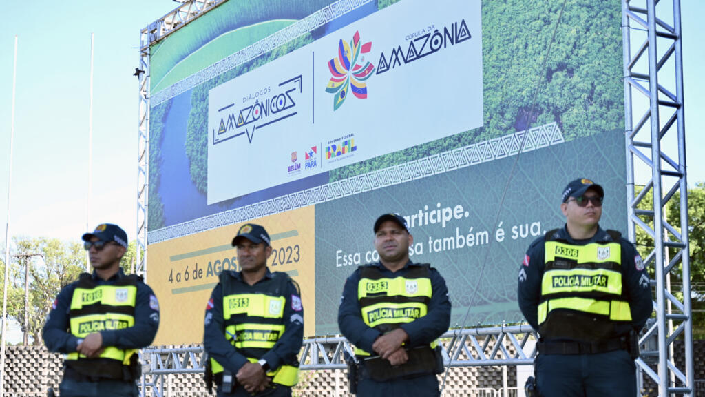 Policiais diante do centro de convenções que acolheu o seminário Diálogos da Amazônia, em Belém. Evento precedeu a Cúpula da Amazônia, que tem início nesta terça-feira (8) na capital paraense.