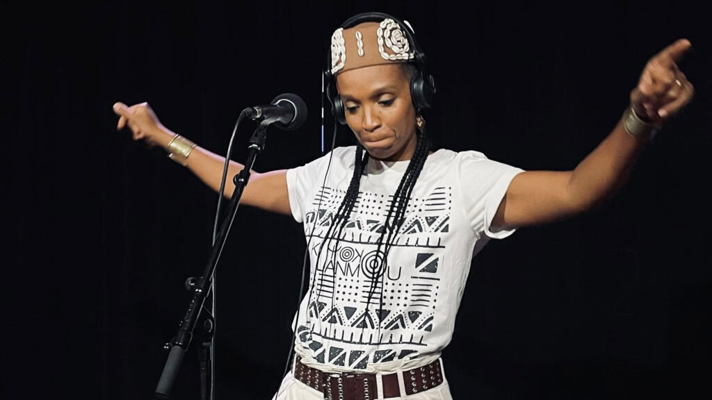 Célia Wa à RFI.