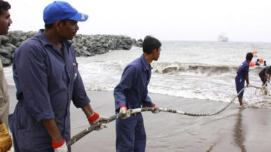 Công tác triển khai cáp quang tại Fujairah Đông Châu Phi. Ảnh minh họa chụp ngày 10/04/2009