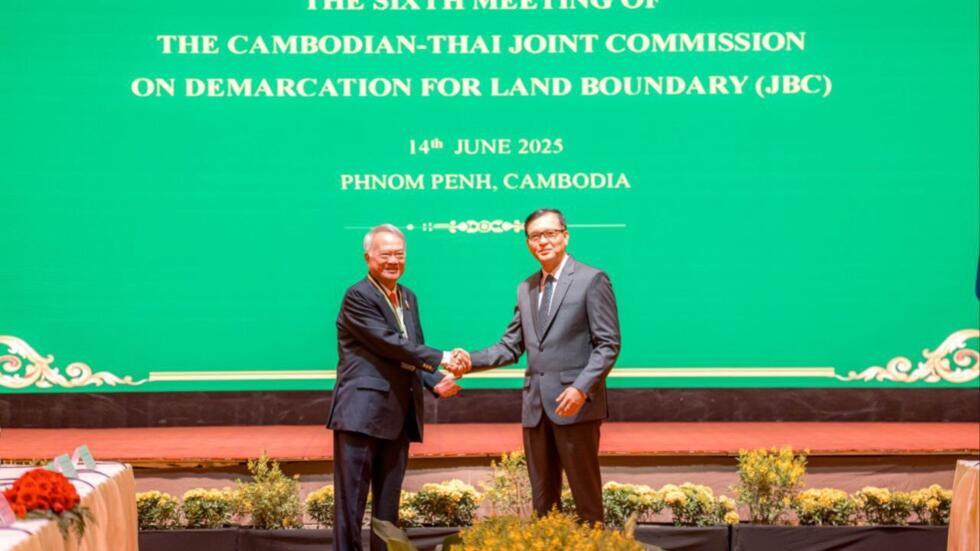 លោក ឡាំ ជា រដ្ឋមន្រ្តីទទួលបន្ទុករដ្ឋលេខាធិការដ្ឋានកិច្ចការព្រំដែន និង លោក Prasas Prasasvinitchai ភាគីថៃ នៅពេលពេល​ចាប់​ផ្តើម​ប្រជុំJBC 16/6/2025