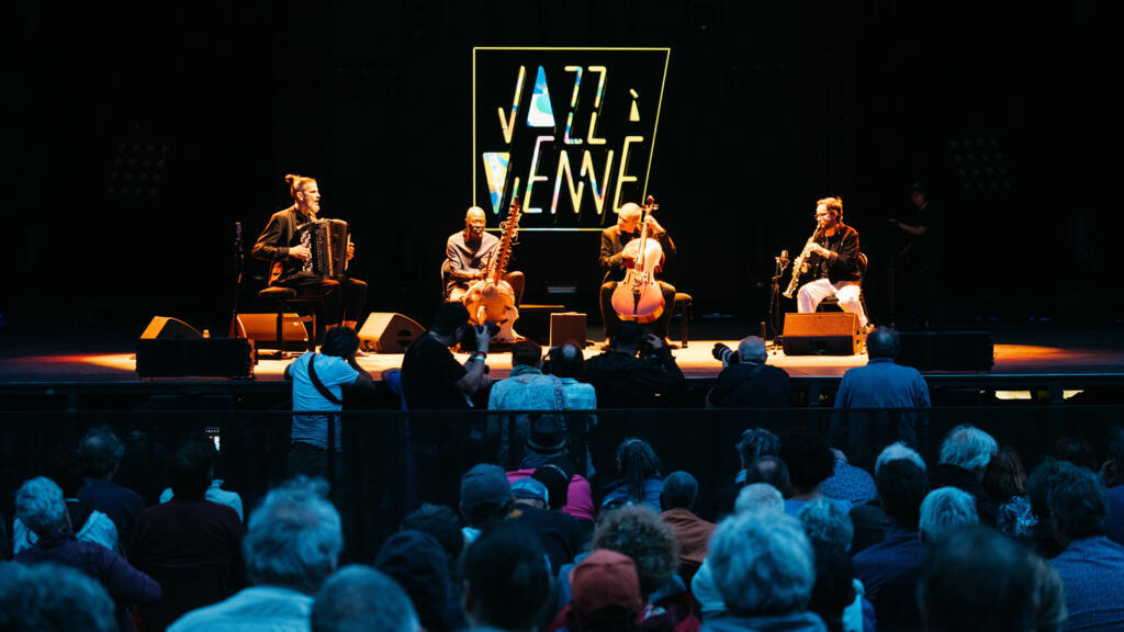 Les Égarés (Vincent Peirani, Ballake Sissoko, Vincent Segal, Émile Parisien) lors du 43ème festival « Jazz à Vienne ».