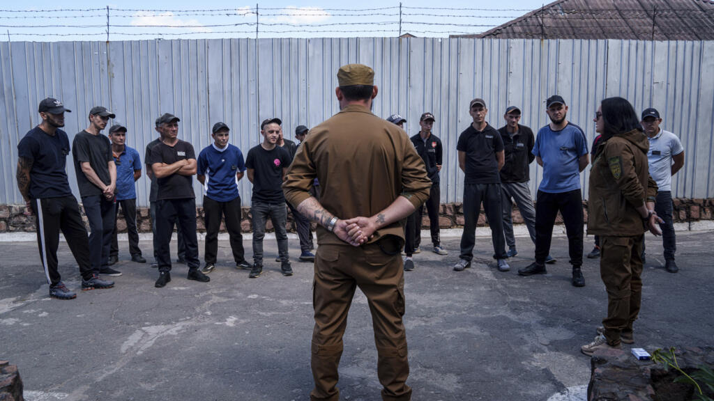 Des prisonniers écoutent un sergent ukrainien du bataillon Arey lors d'un entretien dans une prison, dans la région de Dnipropetrovsk, en Ukraine, le vendredi 21 juin 2024. L'Ukraine intensifie son recrutement militaire pour faire face à la pénurie d'effectifs sur le champ de bataille, plus de deux ans après le début de l'invasion à grande échelle de la Russie. 