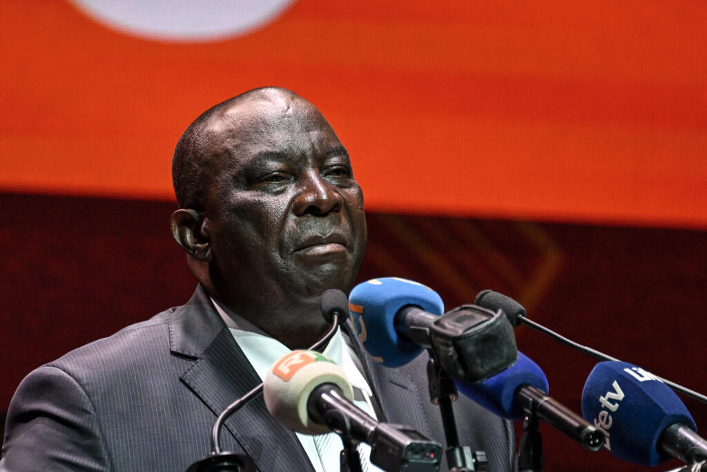 Le ministre ivoirien de l'Agriculture Kobenan Kouassi Adjoumani s'exprime lors de la journée nationale du cacao et du chocolat au parc des expositions d'Abidjan, le 30 septembre 2024. Le prix d'achat du cacao aux planteurs de Côte d'Ivoire, premier producteur mondial, a été fixé à 1 800 francs CFA (2,7 euros) le kilo, un montant record après une année où les cours mondiaux ont atteint des sommets, a annoncé le ministre de l'Agriculture le 30 septembre 2024.