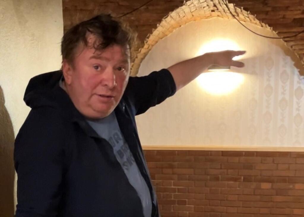 Rafael Skufza, dont le restaurant à Prevalje a été entièrement inondé par les crues d’août 2024.