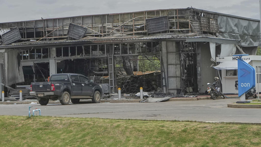 Trạm xăng Thái Lan tại tỉnh Sisaket bị trúng đạn pháo của quân đội Cam Bốt. Ảnh ngày 25/07/2025.