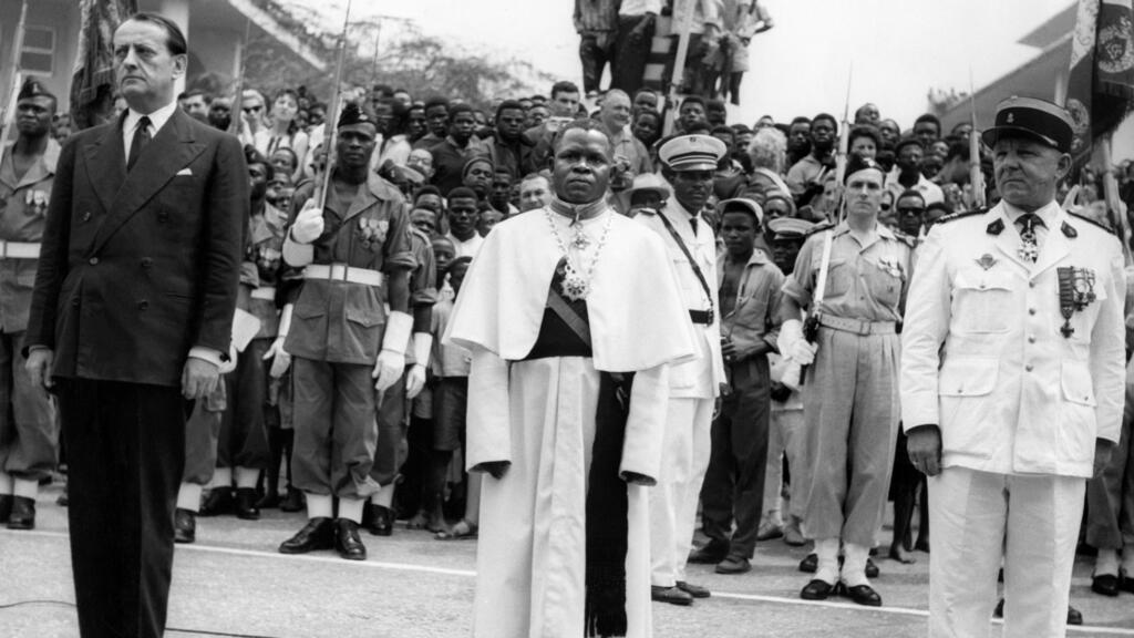 L'abbé Fulbert Youlou, le 15 août 1960, lors des cérémonies d'indépendance du Congo-Brazzaville aux côtés du ministre français de la Culture André Malraux (g).