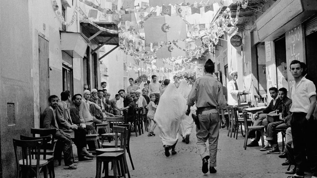 Ambiance de fête dans les rues d'Alger au lendemain l'indépendance en juillet 1962.