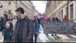 Muchos jóvenes participaron este jueves 23 de marzo en la manifestación contra la reforma de las jubilaciones en las calles de París.