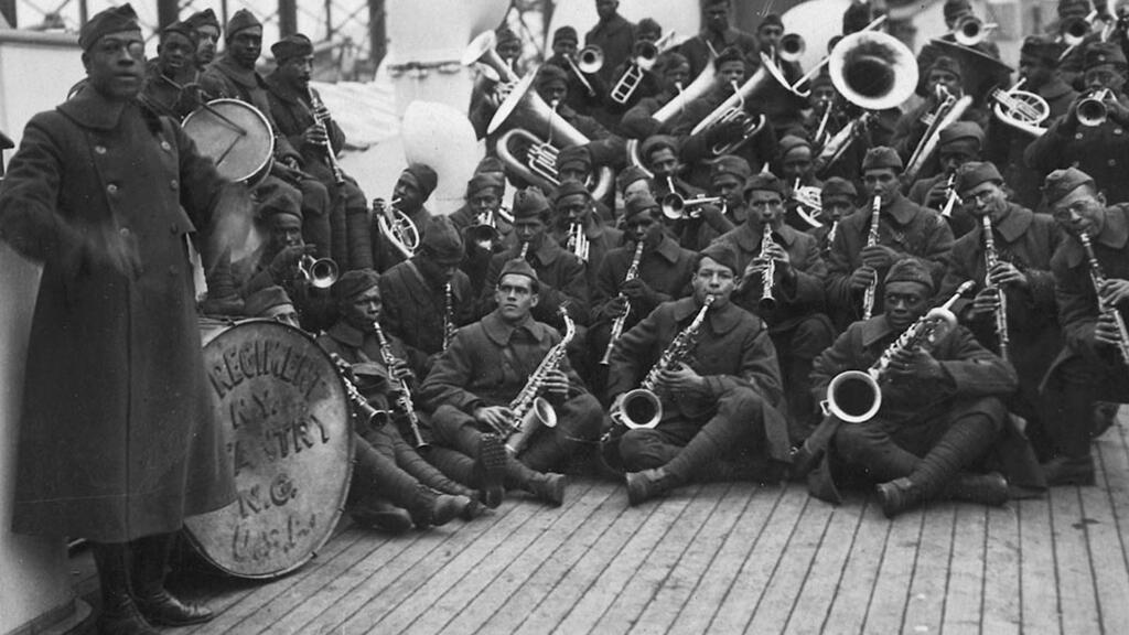 Le lieutenant James Reese Europe (à gauche) et le 369ème régiment d'infanterie américain.