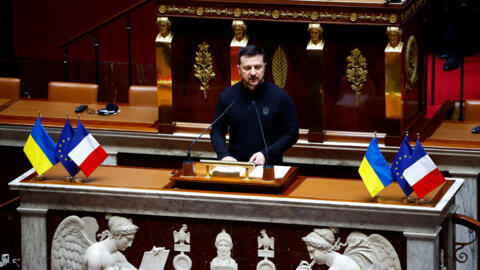 ولودیمیر زلنسکی رئیس جمهوری اوکراین حین سخنرانی در مجلس ملی فرانسه.  