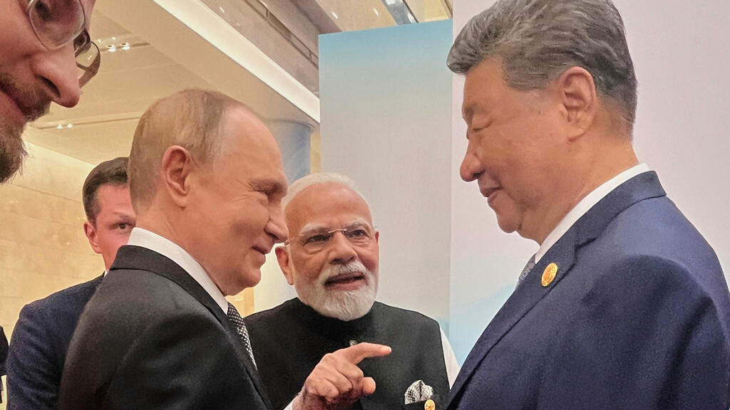De gauche à droite : le président russe, Vladimir Poutine, le Premier ministre indien, Narendra Modi, et le président chinois, Xi Jinping, en pleine discussion lors du sommet de l’Organisation de coopération de Shanghai (OCS), à Tianjin, en Chine, le 31 août 2025.