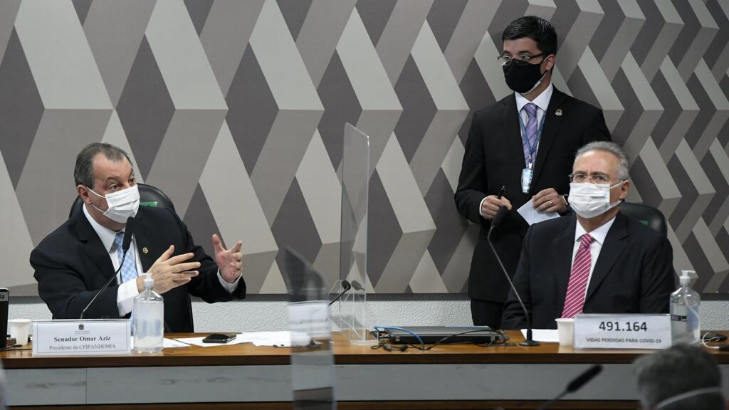 O presidente da CPI da Covid-19, senador Omar Aziz (PSD-AM), e o senador Renan Calheiros (MDB-AL), à direita, relator da comissão.