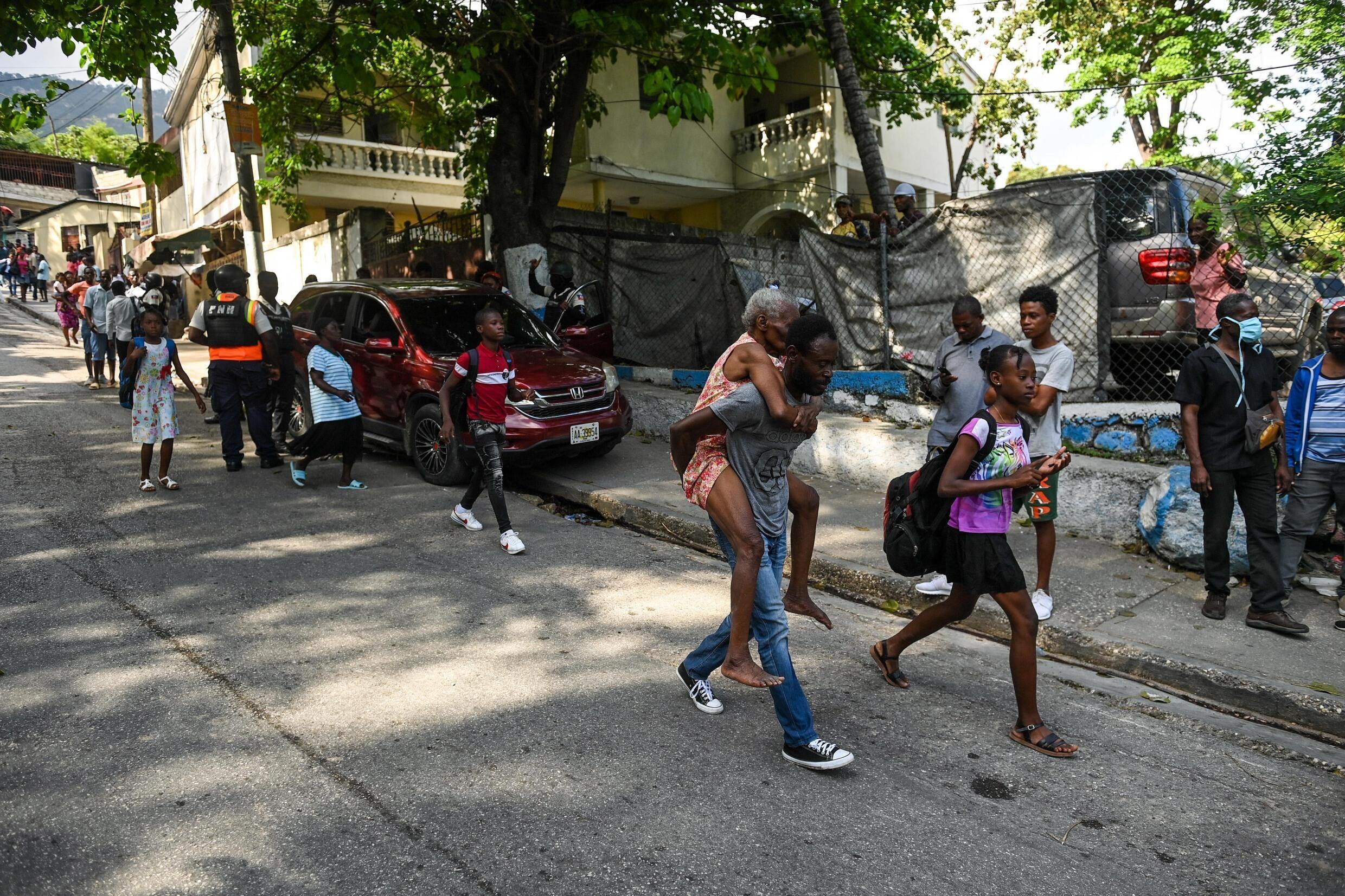 Varias personas se van de un barrio de la capital haitiana Puerto Príncipe pasto de la violencia de las bandas, el 24 de abril de 2023