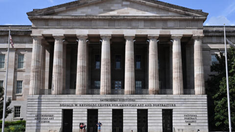 Des visiteurs se promènent devant le Smithsonian American Art Museum et la National Portrait Gallery à Washington DC, aux États-Unis, le 14 août 2025.