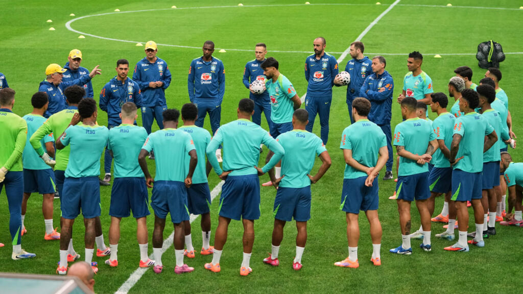 O técnico da seleção brasileira, Carlo Ancelotti, à esquerda, conversa com seus jogadores durante um treino antes do amistoso contra a Coreia do Sul no Estádio da Copa do Mundo de Seul, em 9 de outubro de 2025.