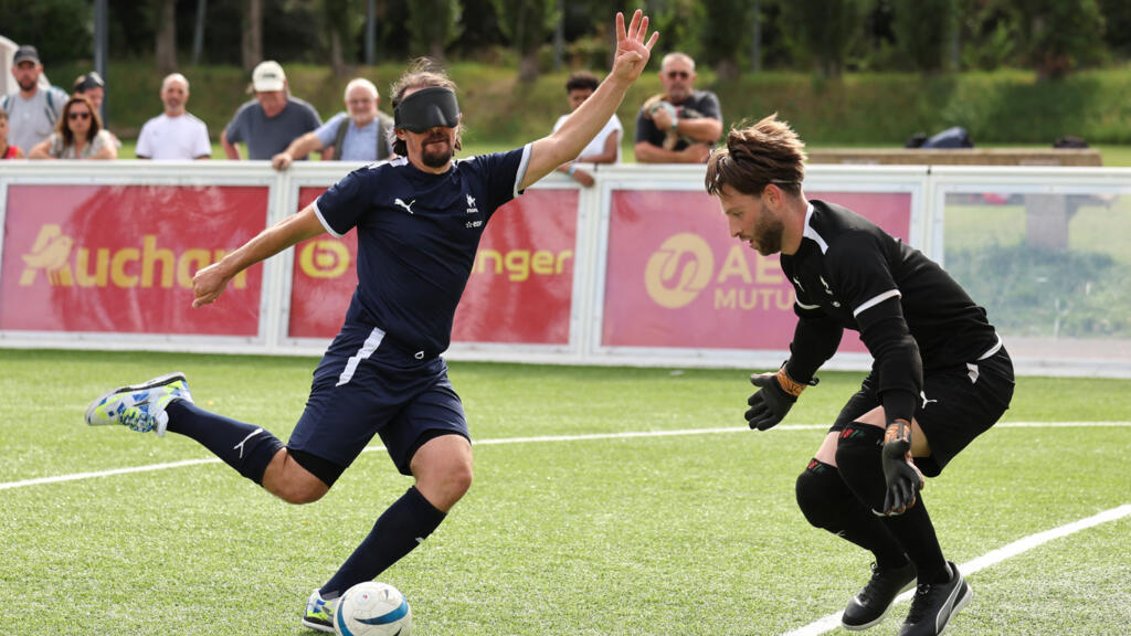 L'attaquant Frédéric Villeroux (L) face au gardien de but Alessandro Bartolomucci lors d'une séance d'entraînement publique de l'équipe aveugle de France en préparation des Jeux Paralympiques, le 14 août 2024.