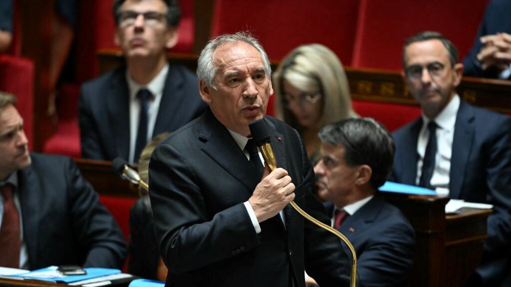 O primeiro-ministro da França, François Bayrou, discursa durante uma sessão de perguntas ao governo na Assembleia Nacional, câmara baixa do Parlamento francês, em Paris, em 24 de junho de 2025.