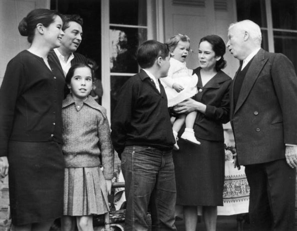 Charlie Chaplin (1889-1977) fête le 16 avril 1959 son 70e anniversaire avec sa femme Oona O’Neill et leurs enfants dans le Manoir de Ban. (De gauche à droite : Geraldine, Sydney, Josephine, Michael, Jane, Oona et Charlie Chaplin.)