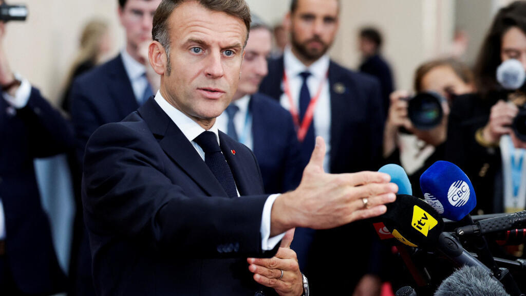 Le président français Emmanuel Macron fait un geste en s'adressant aux médias lors du sommet de la Communauté politique européenne à Copenhague, au Danemark, le 2 octobre 2025.