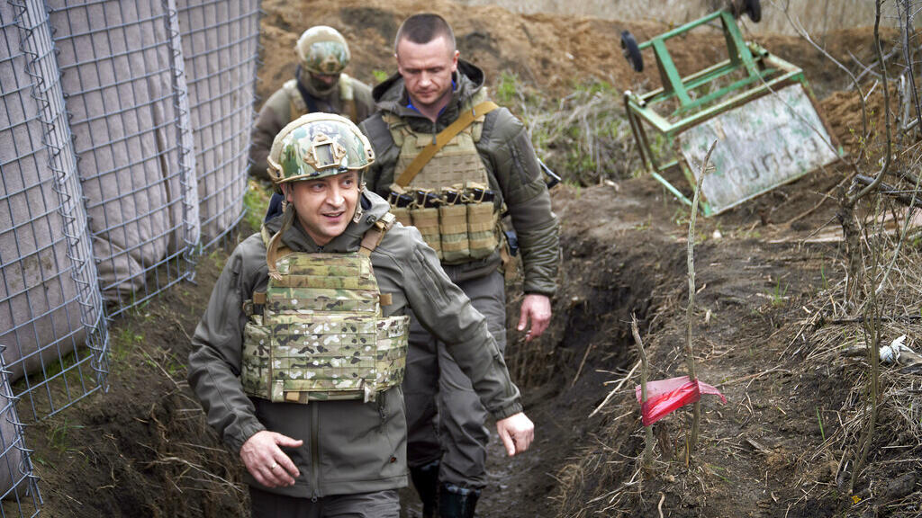 Le président ukrainien Volodymyr Zelensky dans les tranchées de la zone de conflit du Donbass, le 9 avril 2021.