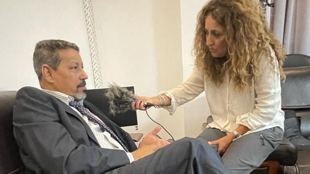 Mohamed Znagui avec notre reporter Mounia Daoudi lors de l'entretien.