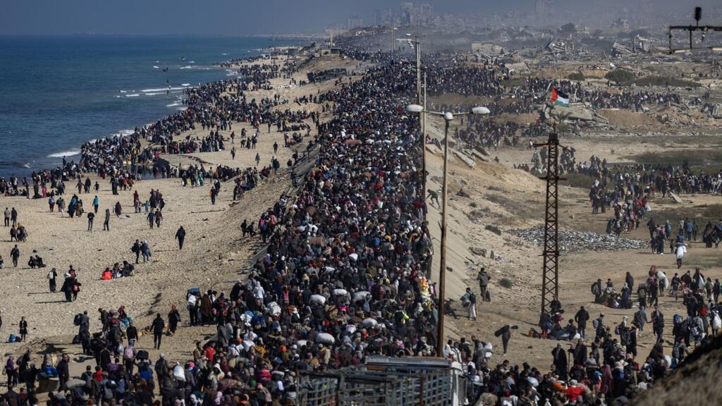 Des foules massives de Palestiniens qui avaient été déplacés vers le sud de la bande de Gaza retournent vers le nord suite à la décision d’Israël d’autoriser leur retour dans leur ville pour la première fois depuis les premières semaines de guerre contre le Hamas, dans la zone du pont Wadi Gaza à Gaza City le 19 janvier 2025.