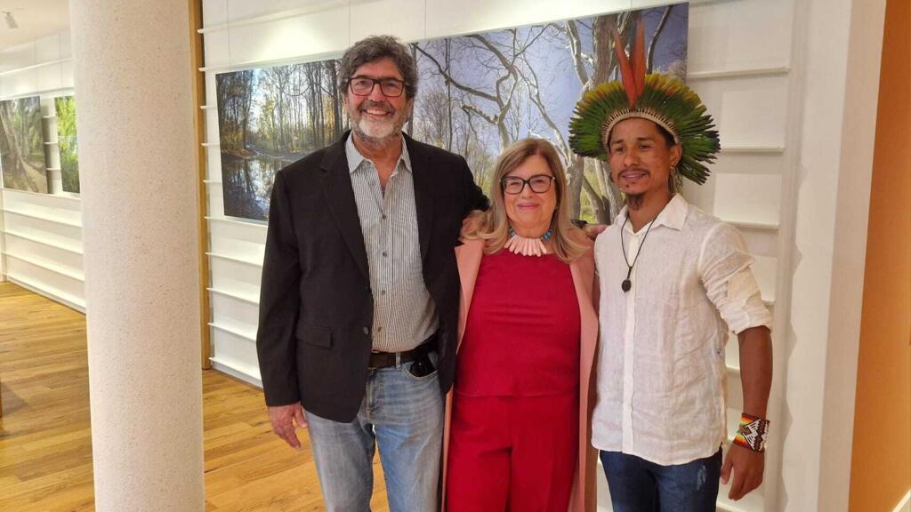 Os três artistas na abertura da exposição em Genebra, na Suíça. Christina Oiticica (ao centro), TxaTxu Pataxó (à dir.) e o fotógrafo Sergio Zalis