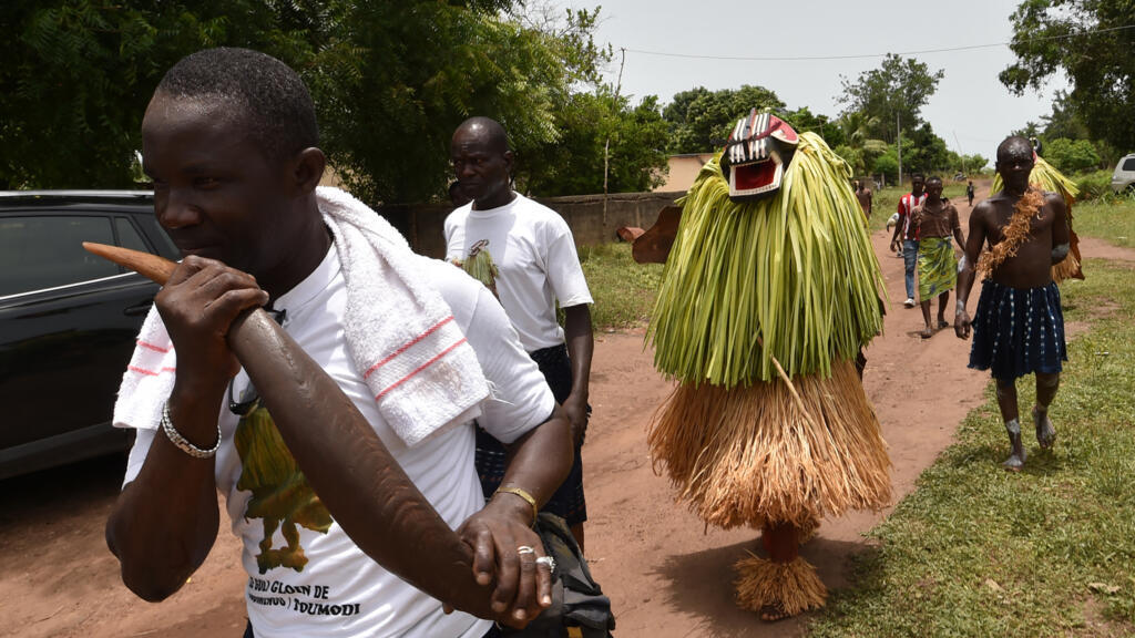 En Côte d'Ivoire, certains villages fêtent Pâques avec la tradition du masque Goli, où un danseur avec une chevelure en raphia et une peau de bête déambule au milieu des villageois.