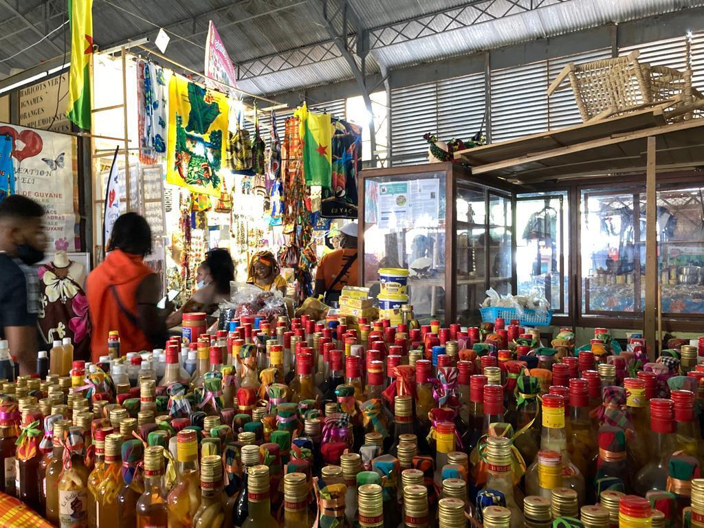 Ervas e plantas fazem parte das tradições medicinais na Guiana Francesa, como mostra a variedade de produtos naturais para tratamentos alternativos no Mercado de Caiena.