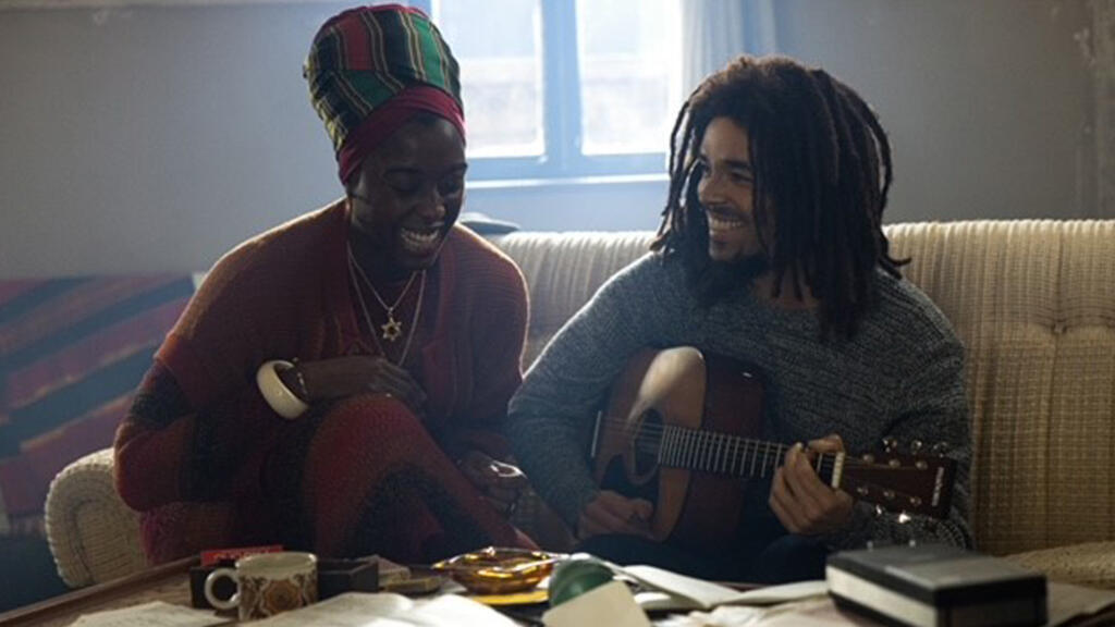Lashana Lynch dans le rôle de Rita Marley et Kingsley Ben-Adir dans le rôle de Bob Marley.