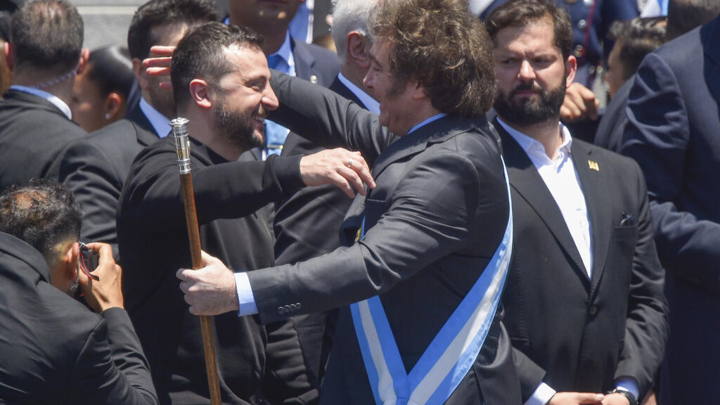 O presidente da Ucrânia, Volodymyr Zelenskyy, abraça o recém-empossado presidente da Argentina, Javier Milei, durante o Congresso em Buenos Aires, Argentina, no domingo, 10 de dezembro de 2023.