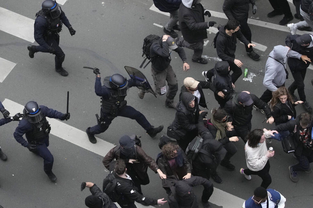 Manifestantes correm da polícia durante protesto contra a reforma da Previdência em Paris na quinta-feira, 23 de março de 2023.