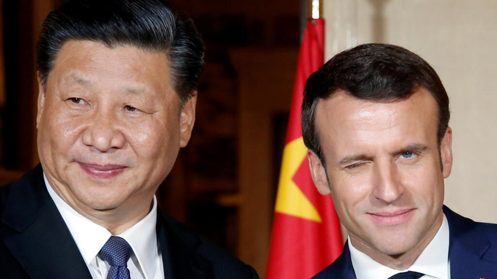 French President Emmanuel Macron welcomes Chinese President Xi Jinping as he arrives for a dinner at the Villa Kerylos in Beaulieu-sur-Mer