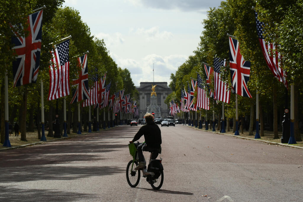 Cờ Mỹ và cờ Anh được treo dọc theo The Mall trước điện Buckingham trước chuyến thăm cấp nhà nước của tổng thống Mỹ Donald Trump và đệ nhất phu nhân Melania Trump tới Vương quốc Anh, Luân Đôn, Anh, ngày 16/09/2025.
