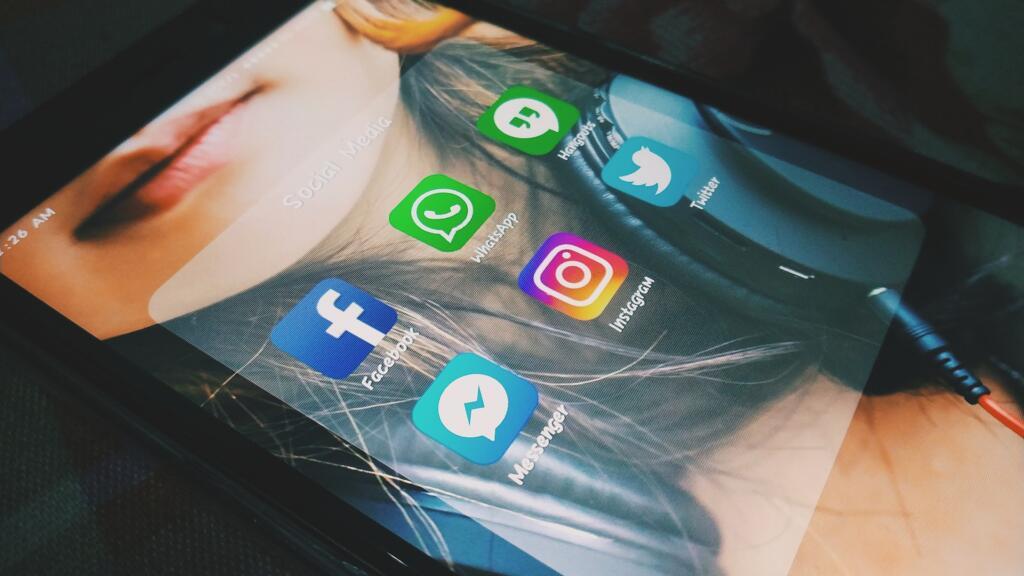 A Justiça britânica considerou que as redes sociais contribuem para que adolescentes se fechem em uma bolha, acentuando casos de depressão e suicídio.